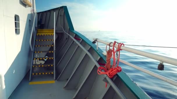 Vista desde la cubierta del buque de carga a mar abierto. barco está navegando — Vídeos de Stock