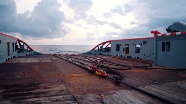 Tripulação do navio que prepara o navio para a elevação estática do reboque — Vídeo de Stock