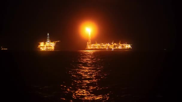 石油プラットフォームリグ付近のFpsoタンカー船. — ストック動画