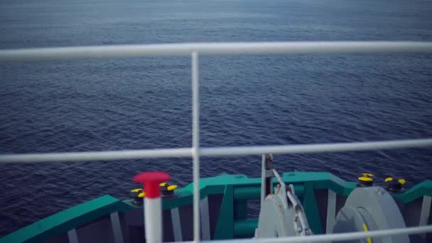 Vista dal ponte della nave al mare aperto. la nave sta navigando . — Video Stock