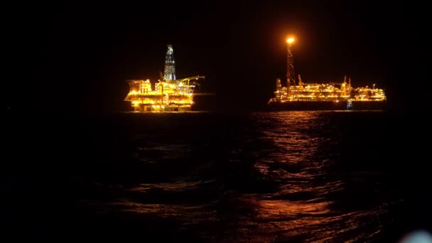 FPSO navire-citerne près de plate-forme pétrolière Rig . — Video