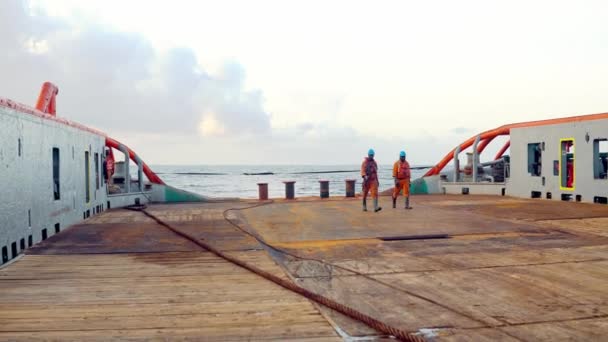 Anchor-handling Tug Supply tripulação do navio AHTS preparando navio — Vídeo de Stock