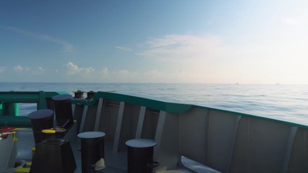 Θέα από το κατάστρωμα φορτίων για να ανοίξει τη θάλασσα. σκάφος πλέει — Αρχείο Βίντεο