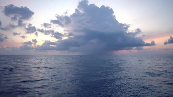 Ηλιοβασίλεμα, θάλασσα, ο ήλιος είναι καλυμμένος με σύννεφα. Ανοιχτή θέα στον ωκεανό — Αρχείο Βίντεο