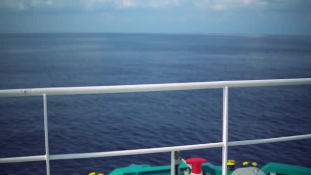 Vista desde la cubierta del barco a mar abierto. barco está navegando . — Vídeos de Stock