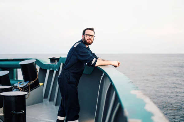 Oficial de cubierta en la cubierta del buque o buque de alta mar — Foto de Stock