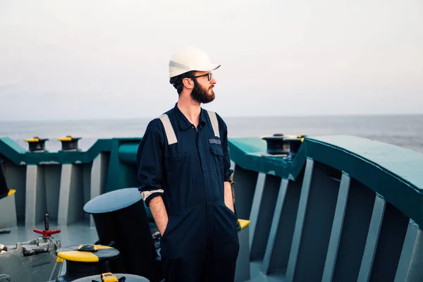 Oficial de cubierta en la cubierta del buque o buque de alta mar — Foto de Stock