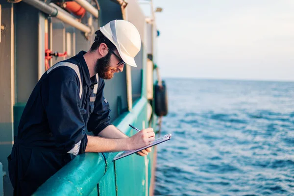 Oficial de convés no convés do navio ou navio offshore — Fotografia de Stock