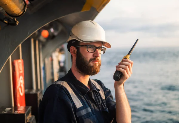 Oficial de convés no convés do navio ou navio offshore — Fotografia de Stock