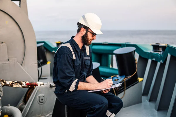 Oficial de convés no convés do navio ou navio offshore — Fotografia de Stock