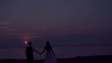 sevgi dolu çift - gün batımında genç damat ve güzel gelin