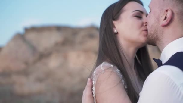 Romantic wedding moment, Loving new couple outdoor. — Stock Video