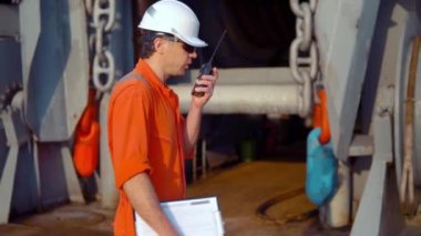 Güverte subayı offshore geminin güvertesinde Vhf telsiz telsiz tutar
