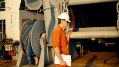 Güverte subayı offshore geminin güvertesinde Vhf telsiz telsiz tutar