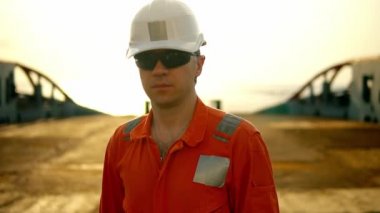 Güverte subayı offshore geminin güvertesinde Vhf telsiz telsiz tutar