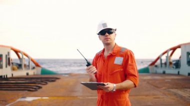 Güverte subayı offshore geminin güvertesinde Vhf telsiz telsiz tutar