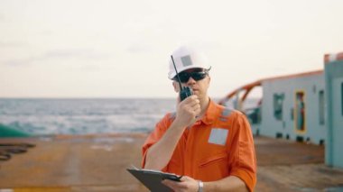 Güverte subayı offshore geminin güvertesinde Vhf telsiz telsiz tutar