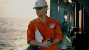 Güverte subayı offshore geminin güvertesinde Vhf telsiz telsiz tutar