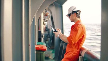 Güverte subayı offshore geminin güvertesinde Vhf telsiz telsiz tutar