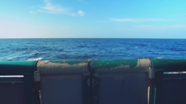 Kargo gemisi güvertesinden açık denize bak. gemi yelken