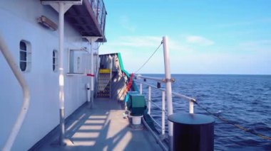 Kargo gemisi güvertesinden açık denize bak. gemi yelken