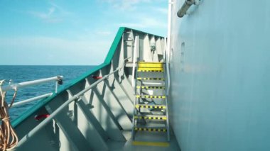 Kargo gemisi güvertesinden açık denize bak. gemi yelken