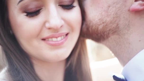 Romantický svatební moment, milující nový pár venku. — Stock video