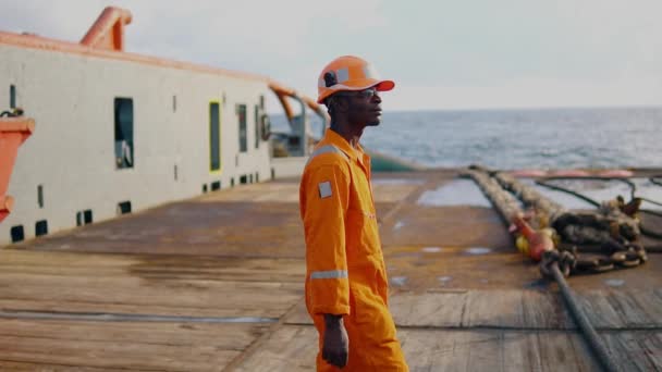 Worker Seaman AB eller Bosun på fartygets eller fartygets däck — Stockvideo