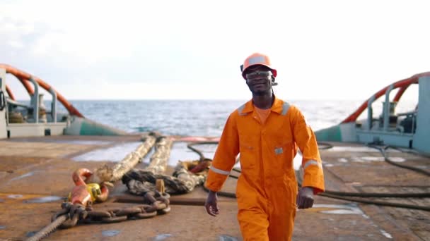 Arbeiter Seemann ab oder bosun an Deck von Schiff oder Schiff — Stockvideo