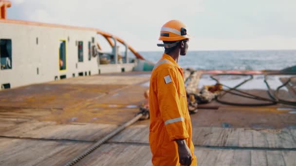 Trabalhador marinheiro AB ou Bosun no convés do navio ou navio — Vídeo de Stock