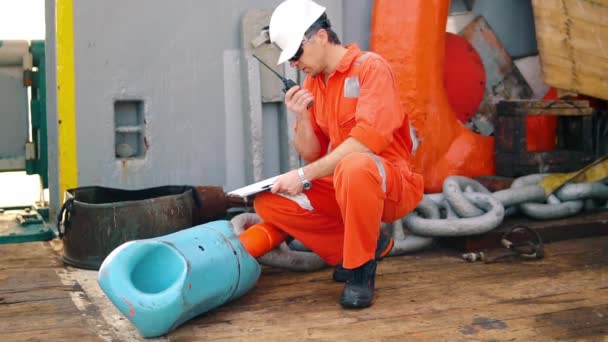 První důstojník na palubě lodi nebo plavidla s kontrolní seznam — Stock video