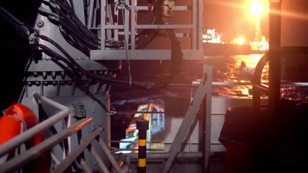 Vista desde la cubierta del buque de carga a mar abierto. barco está navegando — Vídeo de stock