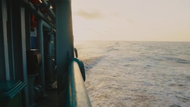 Vista desde la cubierta del buque de carga a mar abierto. barco está navegando — Vídeo de stock