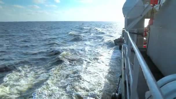 Vista do convés do navio de carga para o mar aberto. o navio está navegando — Vídeo de Stock