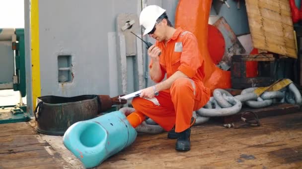 První důstojník na palubě lodi nebo plavidla s kontrolní seznam — Stock video