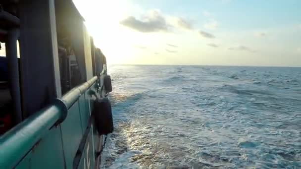 Vista desde la cubierta del buque de carga a mar abierto. barco está navegando — Vídeo de stock