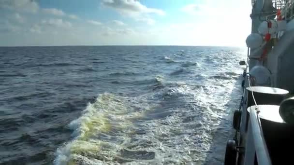 Vista desde la cubierta del buque de carga a mar abierto. barco está navegando — Vídeos de Stock