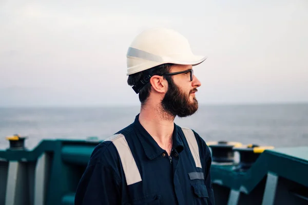 Oficial de cubierta en la cubierta del buque o buque de alta mar — Foto de Stock