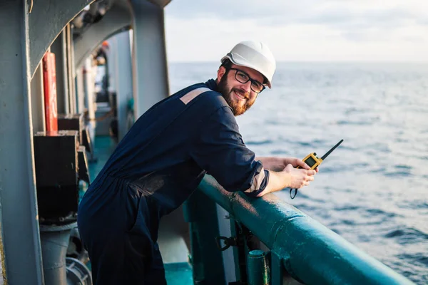 Oficial de convés no convés do navio ou navio offshore — Fotografia de Stock