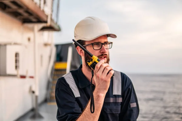 Oficial de convés no convés do navio ou navio offshore — Fotografia de Stock