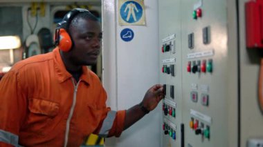 Motor kontrol odasında Afrika deniz mühendisi memuru ECR.