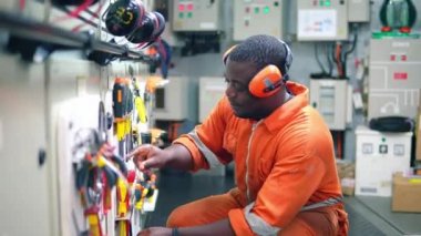 Motor kontrol odasında Afrika deniz mühendisi memuru ECR.