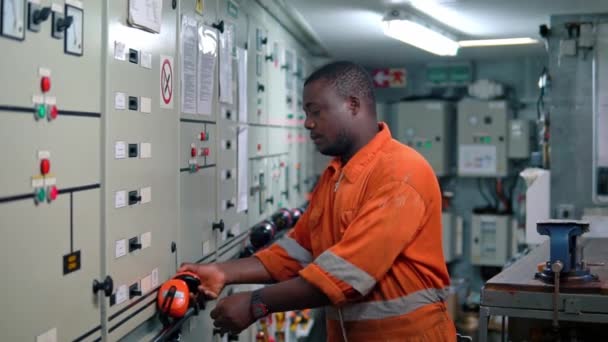 Ufficiale ingegnere navale africano nella sala di controllo motore ECR — Video Stock