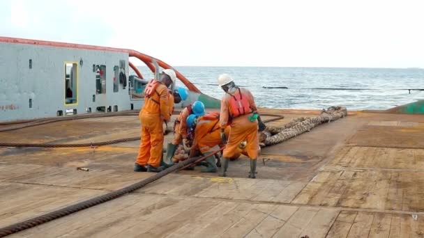 Anker-Handling-Schlepper versorgen Schiffsbesatzung bei der Vorbereitung des Schiffes — Stockvideo