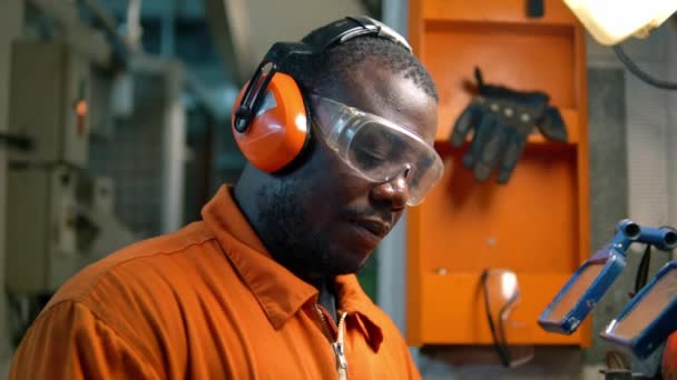 Oficial de ingeniería naval africano en la sala de control de motores ECR . — Vídeos de Stock