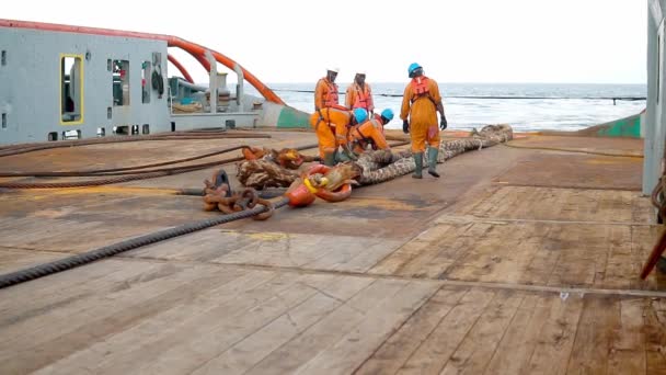 Anker-Handling-Schlepper versorgen Schiffsbesatzung bei der Vorbereitung des Schiffes — Stockvideo