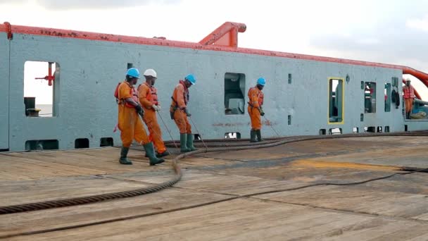 Anker-Handling-Schlepper versorgen Schiffsbesatzung bei der Vorbereitung des Schiffes — Stockvideo