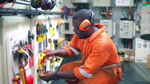 Ufficiale ingegnere navale africano nella sala di controllo motore ECR . — Video Stock