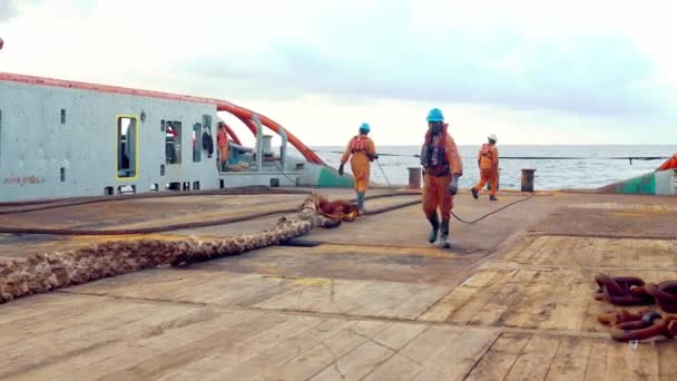 Anker-Handling-Schlepper versorgen Schiffsbesatzung bei der Vorbereitung des Schiffes — Stockvideo
