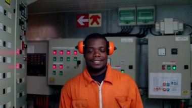 Motor kontrol odasında Afrika deniz mühendisi memuru ECR.